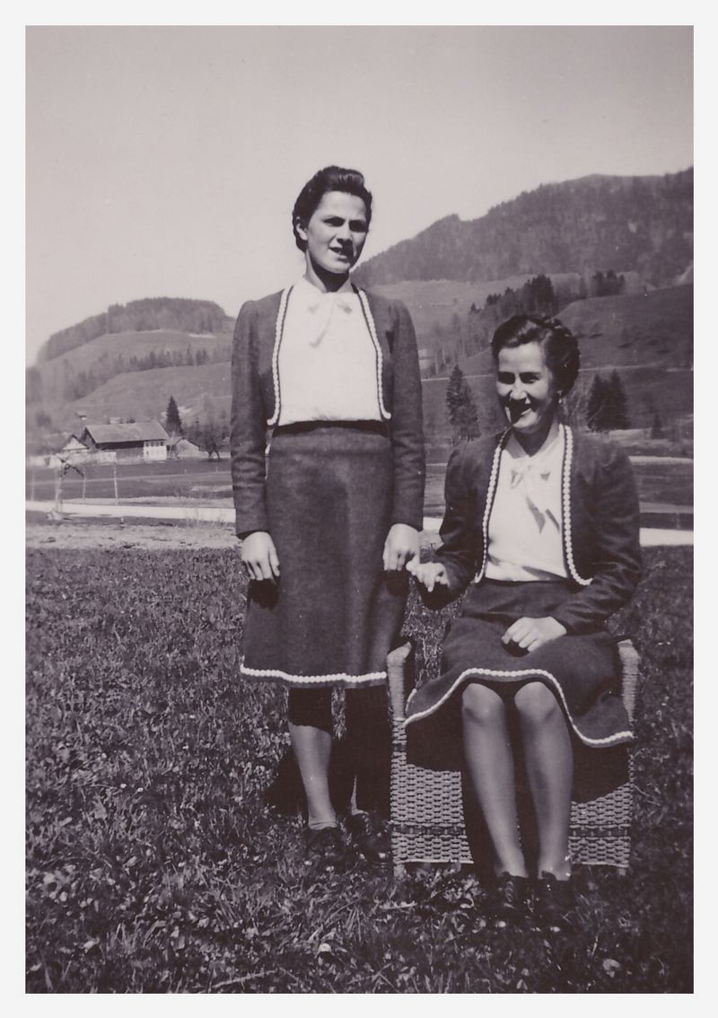 1946_mit_Schwester.jpg