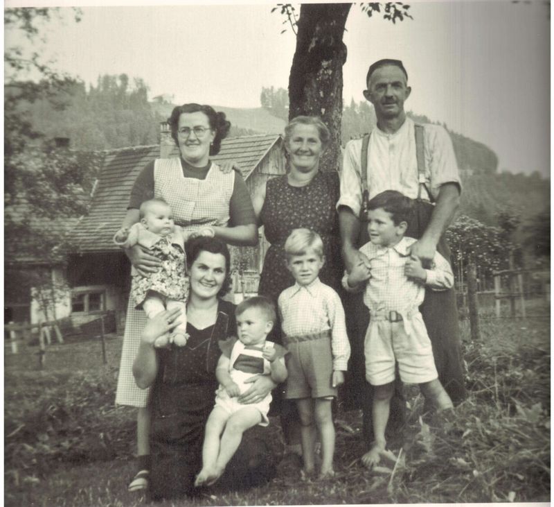1955_Familie_Ruegg_mit_Grosskinder.jpg